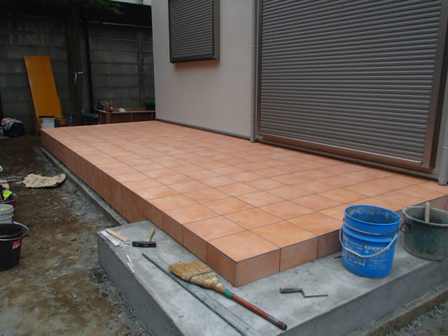 タイルテラス（工事中）
